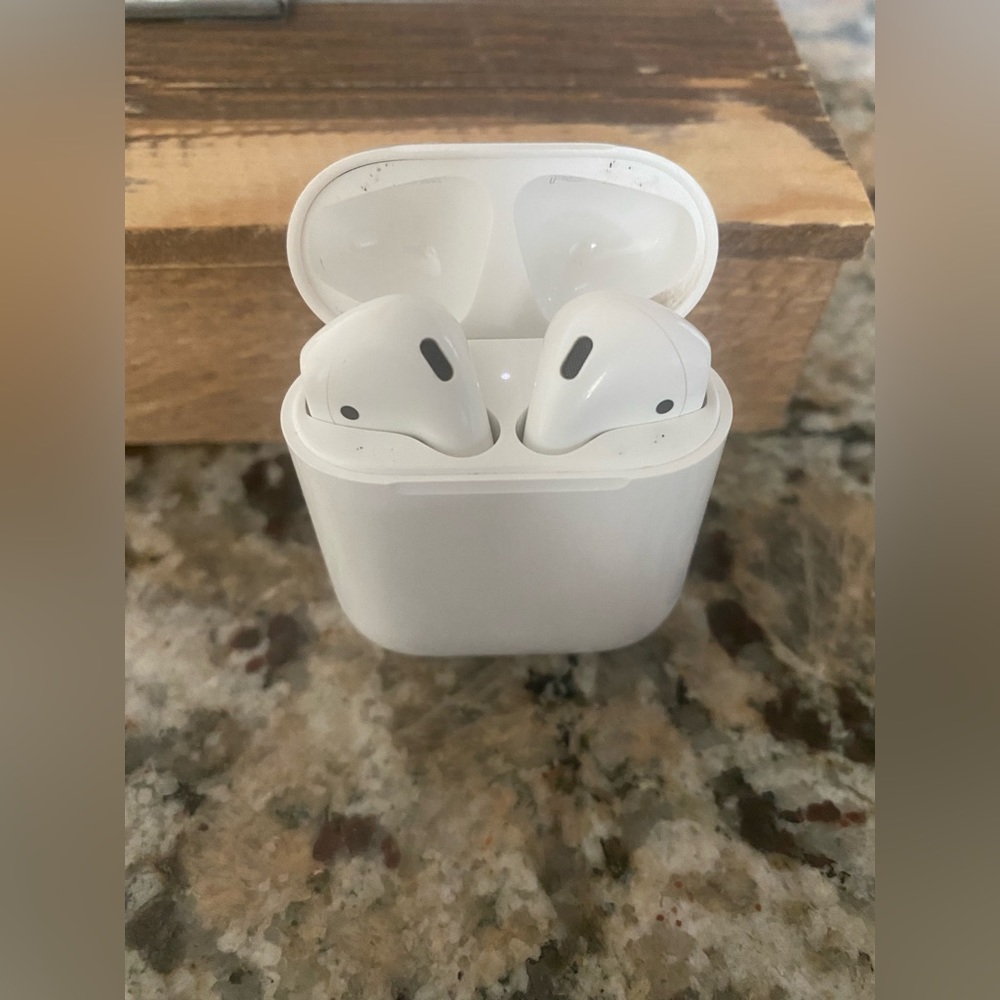 Apple AirPods with Charging Case (2nd Generation)